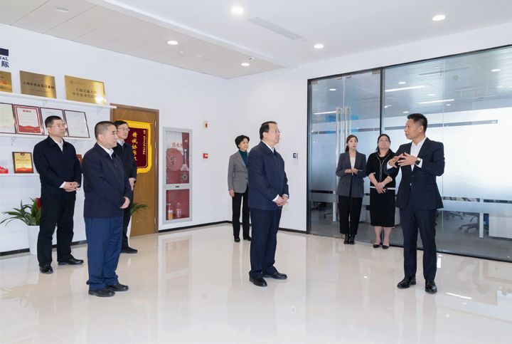 上海市长龚正一行察看AI知名人力资源服务公司k8凯发国际的AI赋能人力资源数据动态分析平台